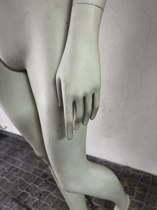 Manequins de gesso cinza claro