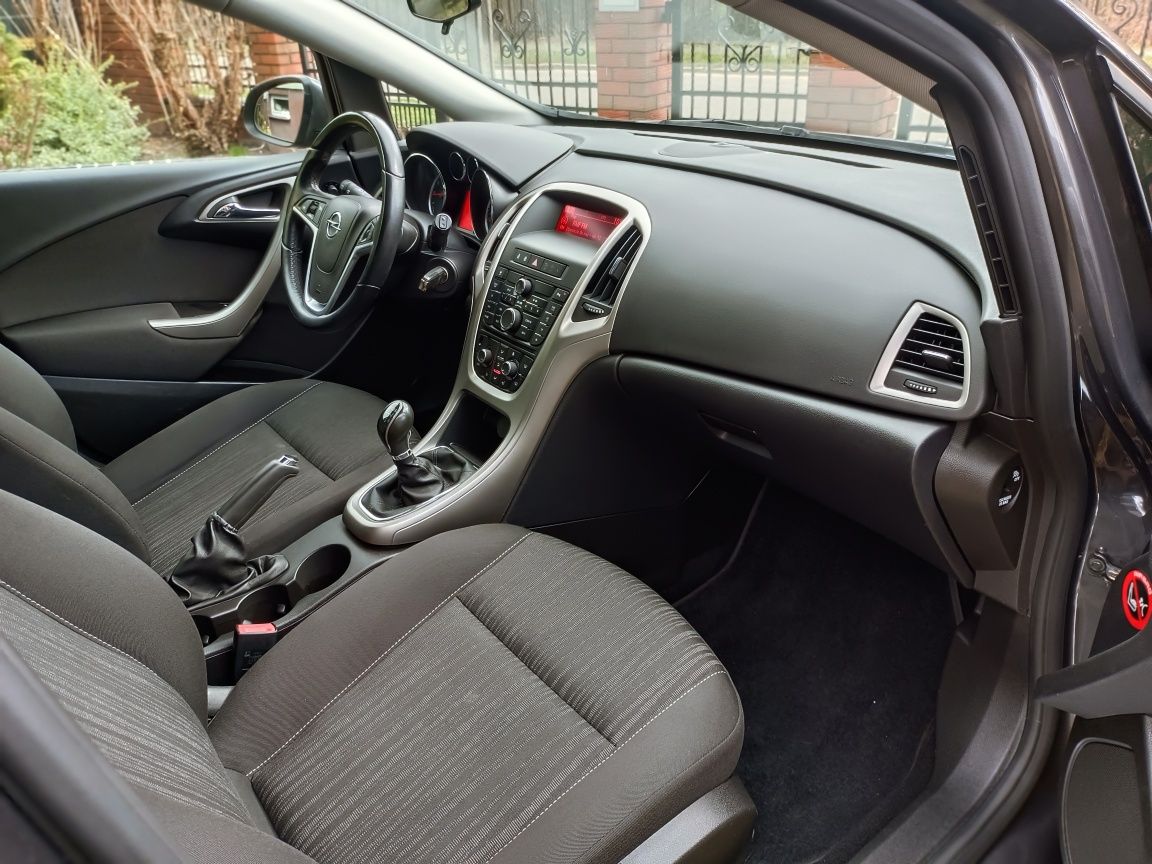 Opel Astra J / 1.4 turbo 140 KM / Grzana kierownica / Zadbany /