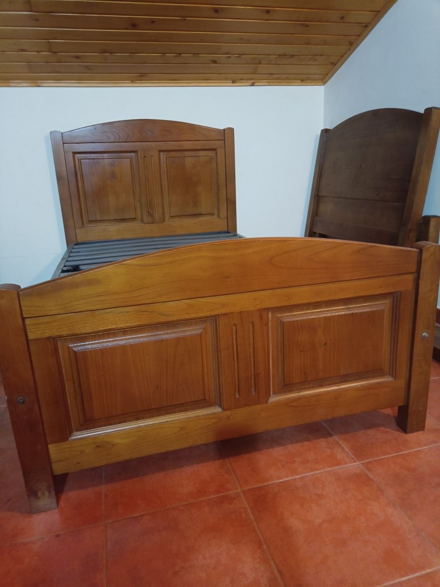 Cama em madeira maciça bom estado estrado e colchão