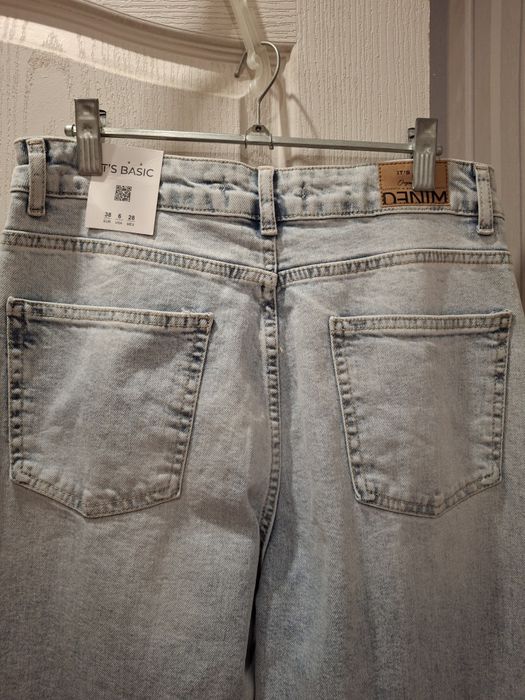 Джинсы  новые женские  широкие 38 размера