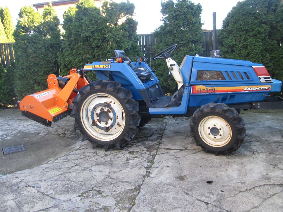 Traktor Iseki 4x4 -zestaw z kosiarką bijakową oraz zaczepem trzy-punkt