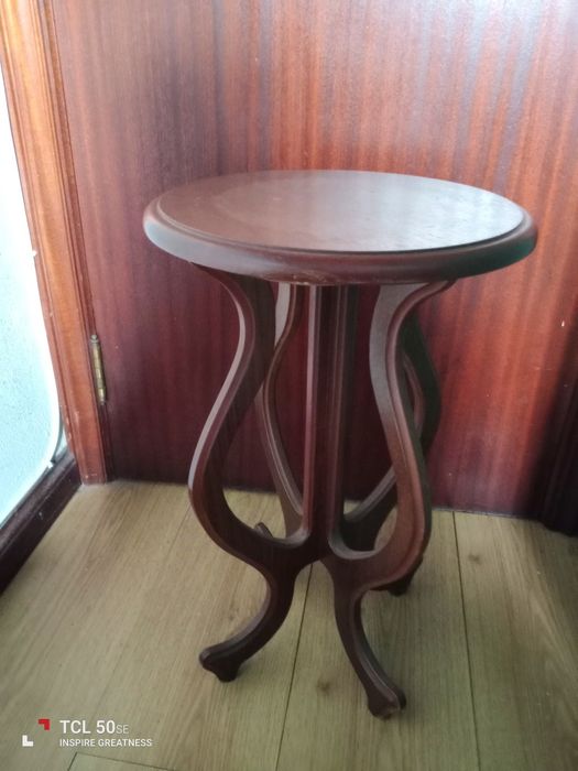 Coluna ou mesinha de apoio antiga mas em bom estado.