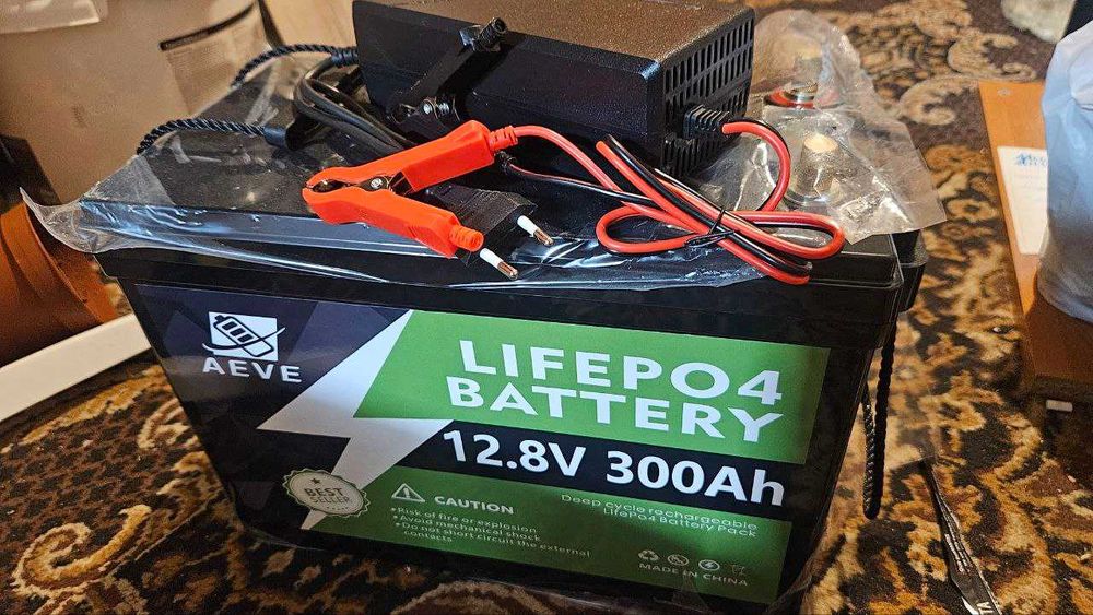 акумулятор LiFePO4 для блекаутів з зарядним пристроєм