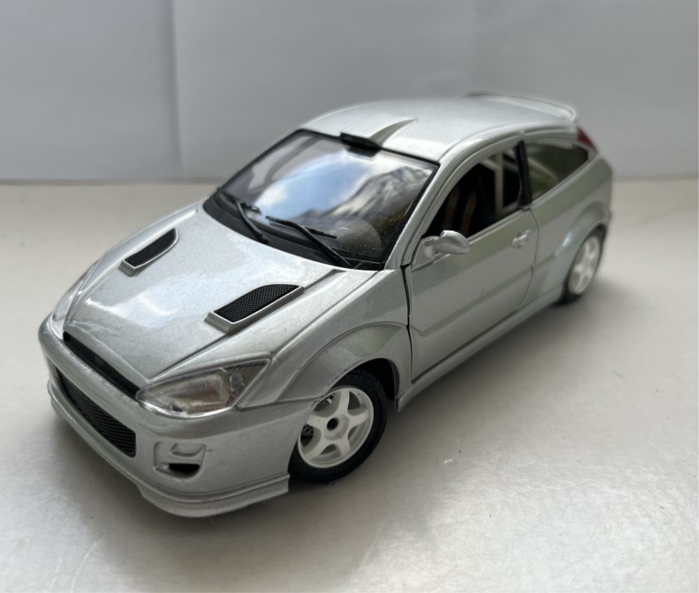 Model samochodu w skali 1:24 Ford Focus Mk1 Bburago Burago