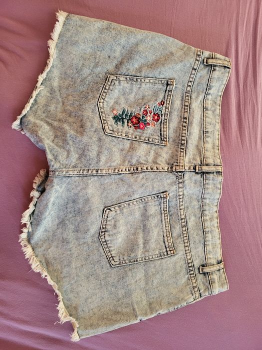 Продам жіночі шорти б/у