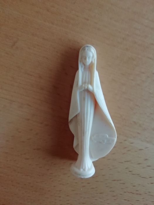 Santa para tablier de automóvel e crucifixo.