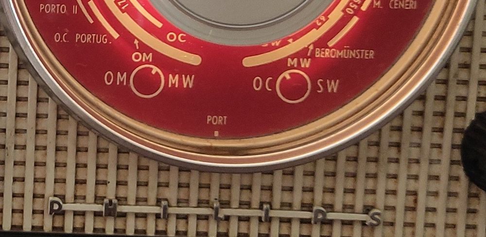 Rádio antigo Philips (anos 50-60), a funcionar