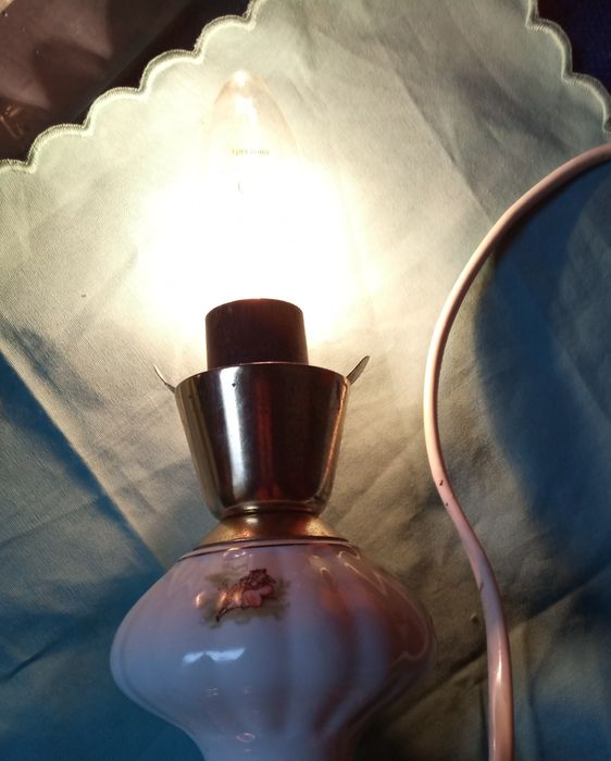 Lampka porcelanowa PRL- POLAM z motywem miłość wiedeńska.