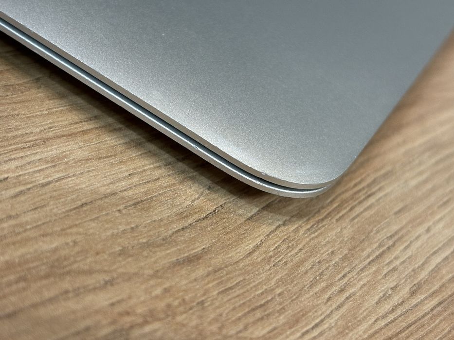 MacBook Air 13” (2017) – sprawny, ale bateria do wymiany