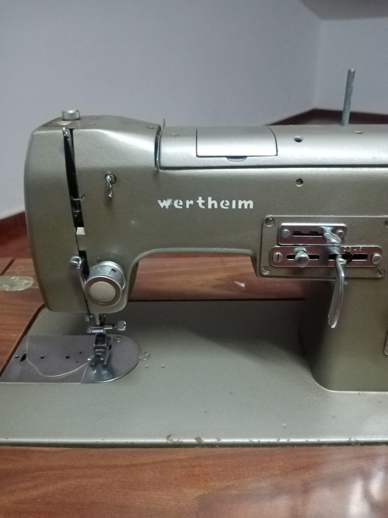Máquina de costura wertheim