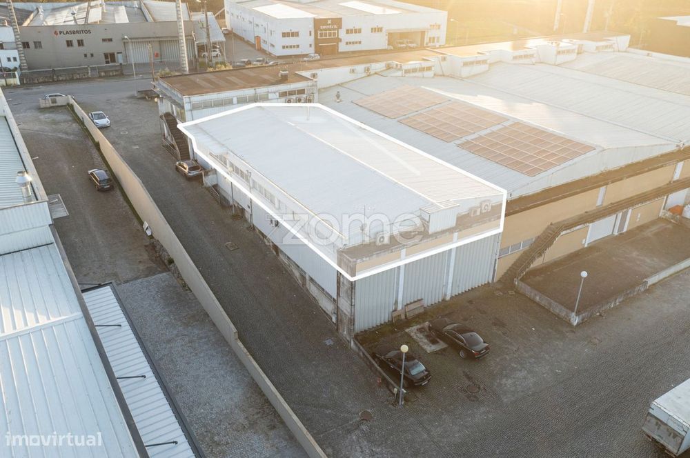 Armazém na Zona Industrial do Corujo
