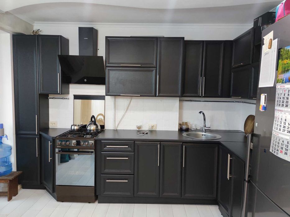 Продаж затишної  трикімнатної квартири в центрі міста.