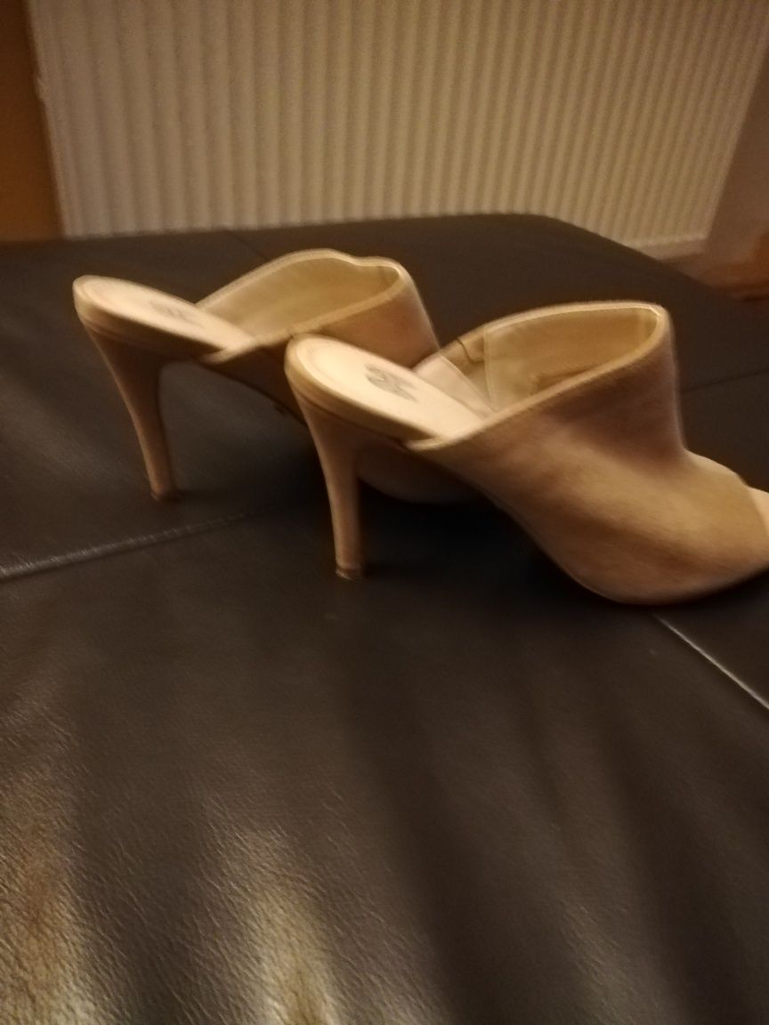 Klapki zamszowe na obcasie