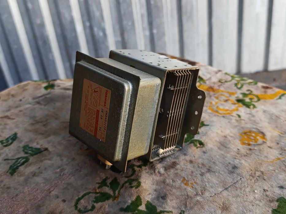 Магнетрон мікрохвильовки Toshiba 2M240J (IF) . Магнетрон микроволновки