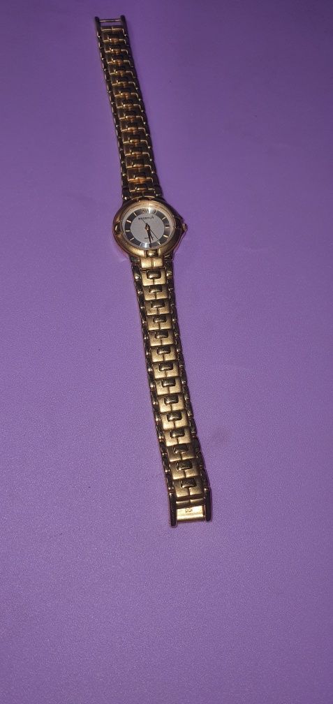 Zegarek damski klasyczny na złotej bransoletce .