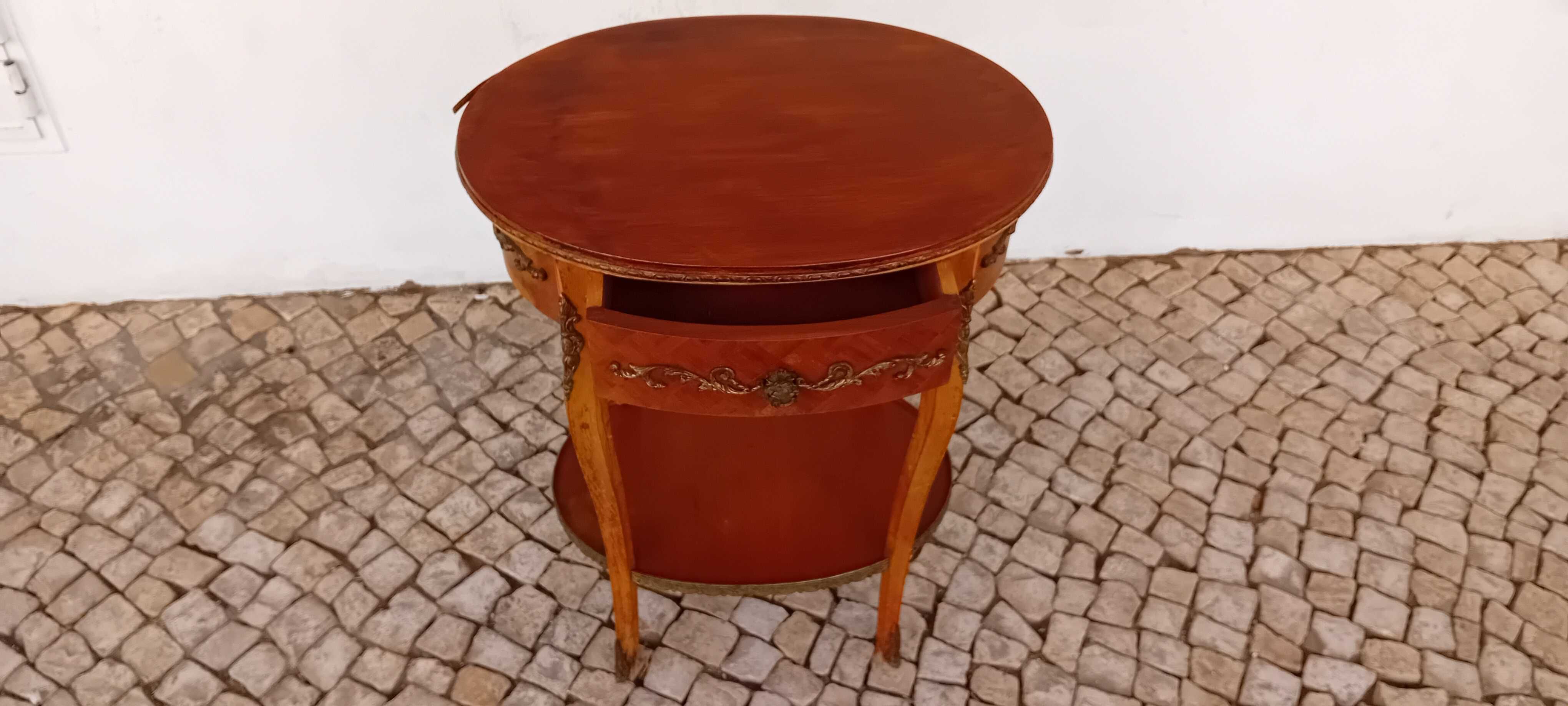 Mesa de apoio oval com dois níveis gaveta e aplicações em metal