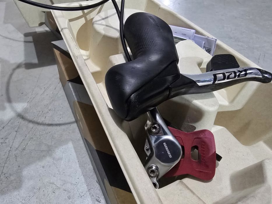 Manetes Sram Red Axs 12v, com tubos hidráulicos e pinças de travão