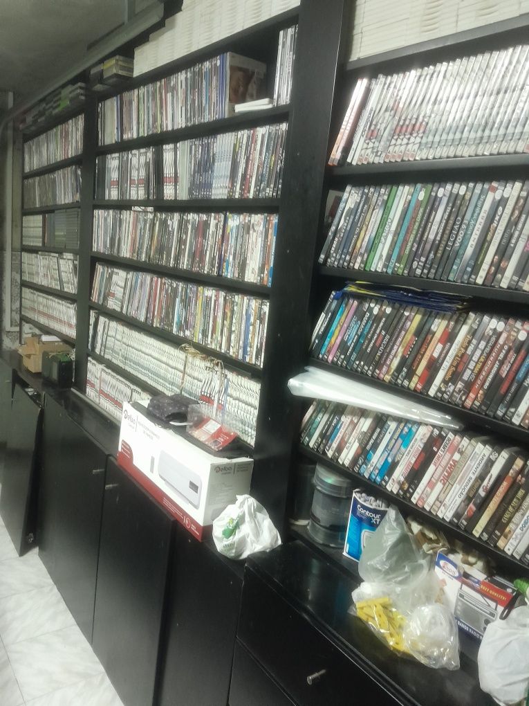 Uma estante cheia de filmes em dvd e capas