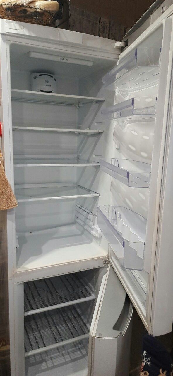 Продам холодильник Indesit