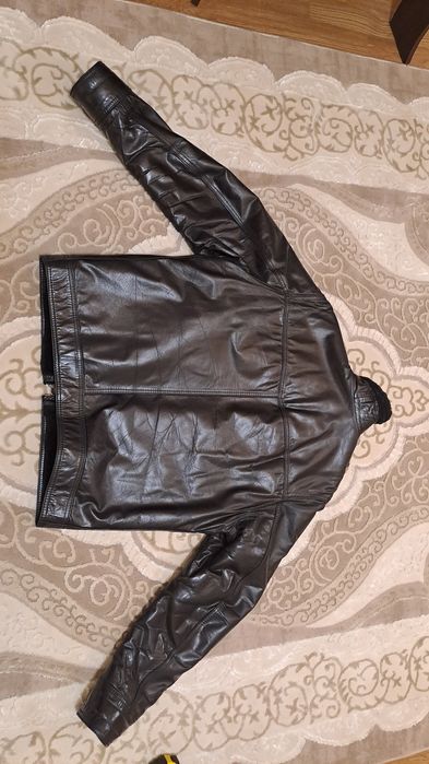 Чоловіча шкіряна куртка з хутром
Чоловіча шкіряна куртка з натуральни