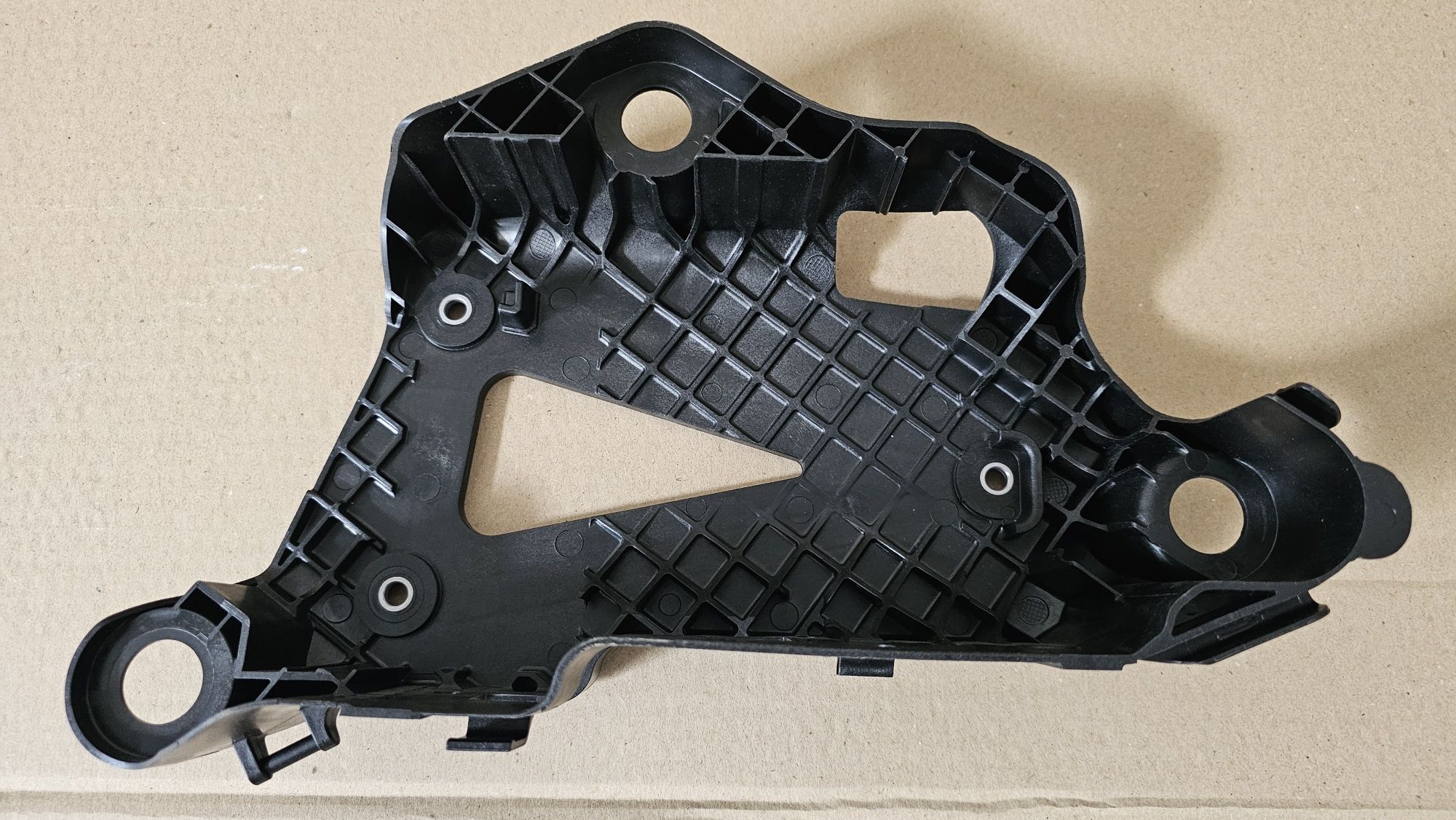 Кріплення опори фари Tesla Model S 2022+ Plaid
1643511-00-A
16435