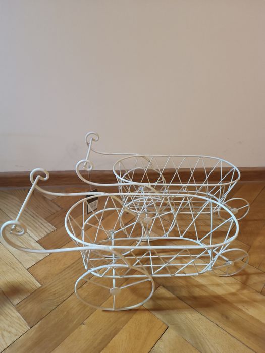 Donice/ strelaż metalowy na kawiaty doniczkowe