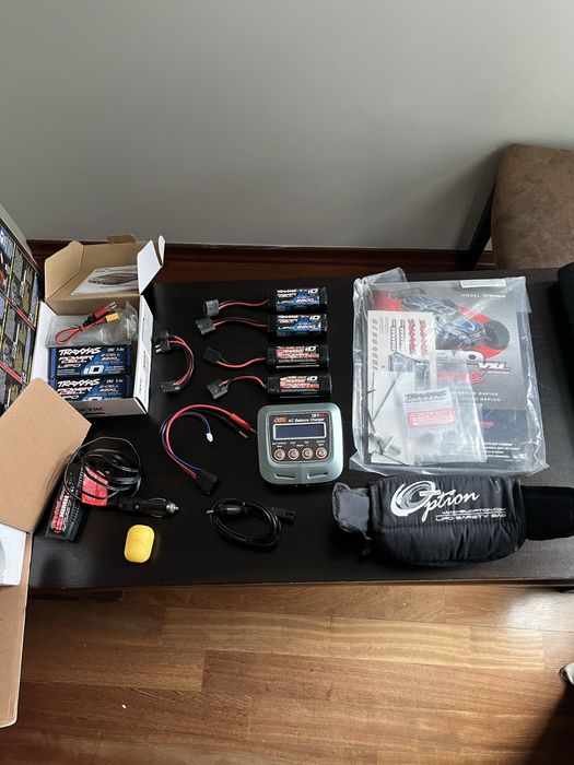 Zestaw akumulatorów, ładowarki Sky RC S60 z Traxxas e-revo VXL, części