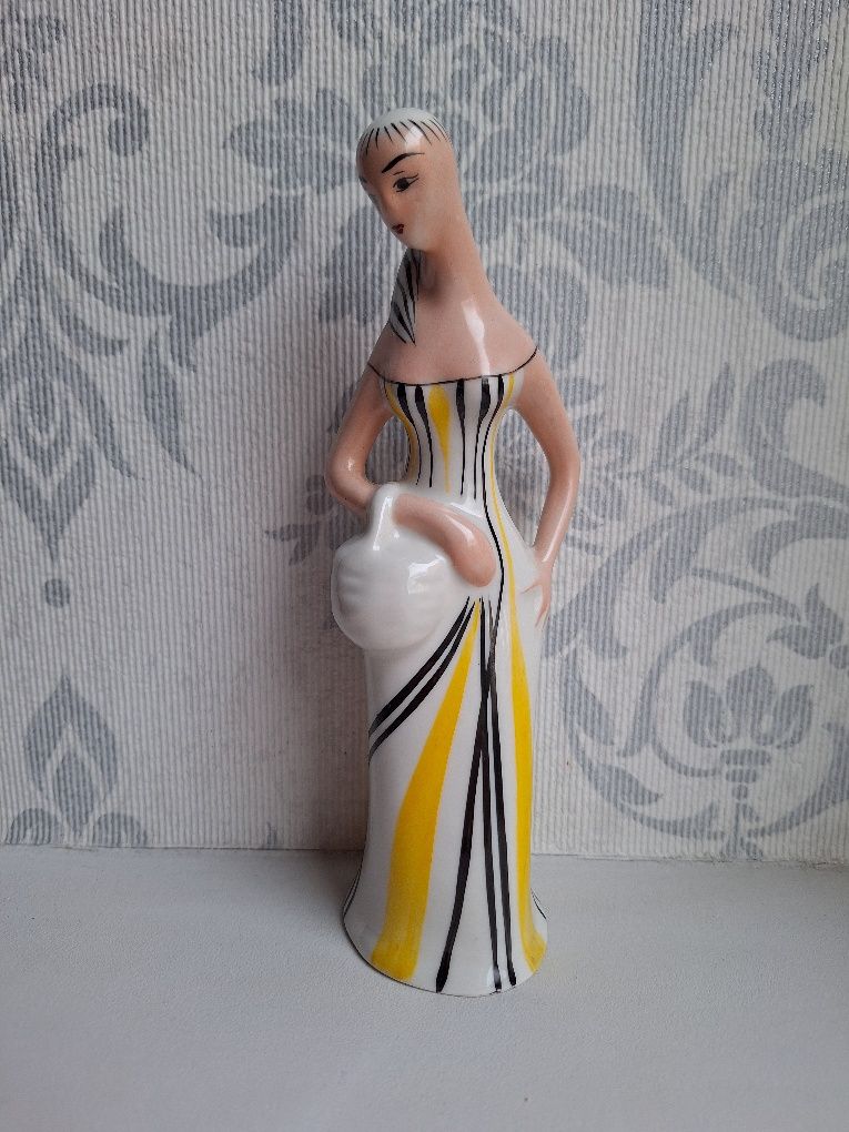 Porcelanowa figurka "grzybiarka" Ćmielów 1957 r.