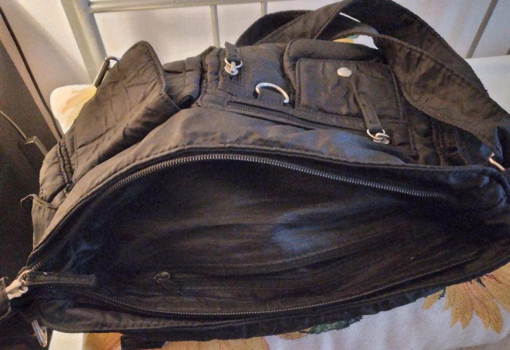 Carteira preta a tiracolo