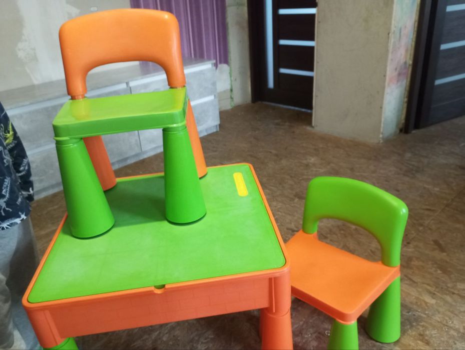 Продам дитячий стіл + 2 стільчика