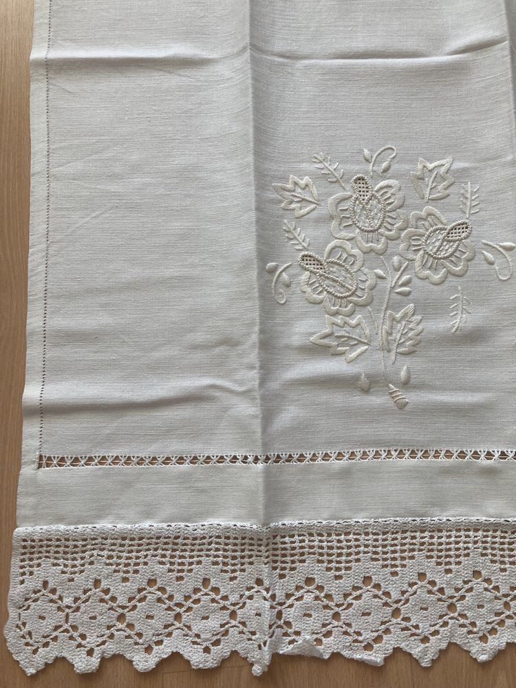 Conjunto de 3 toalhas em linho bordadas e com renda