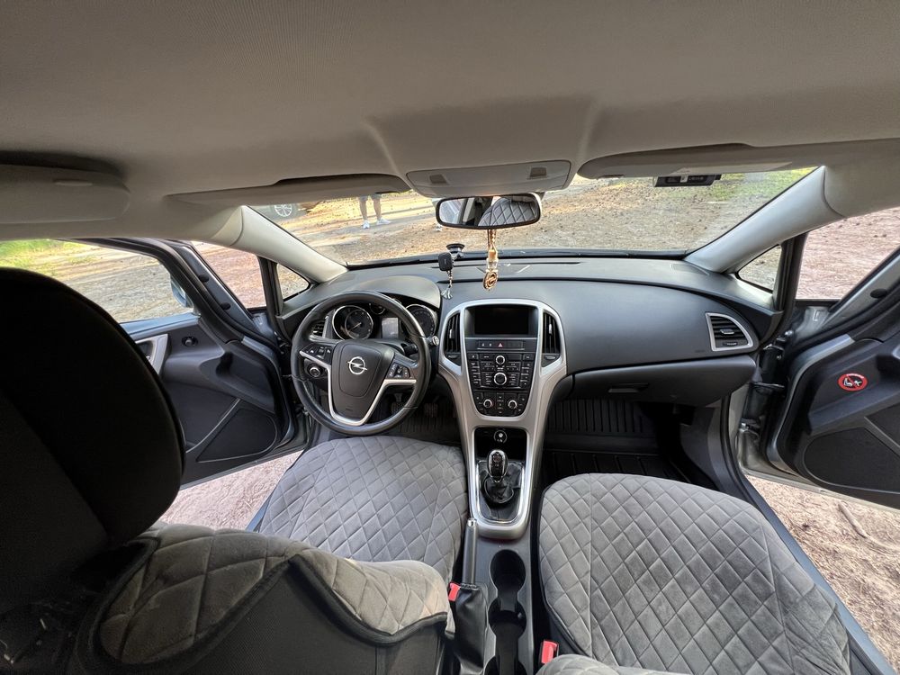 Автомобіль Opel Astra J