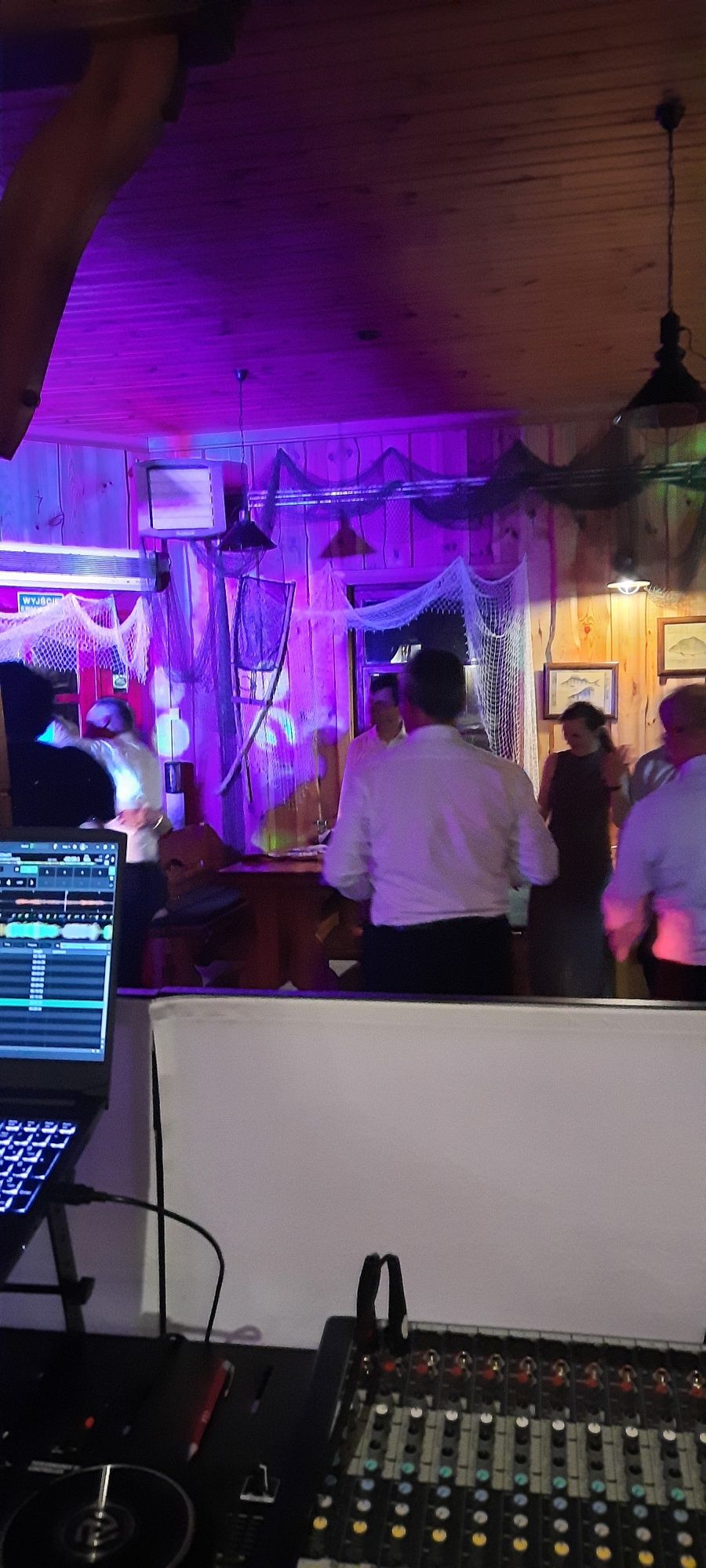 Dj Waldek wesela,bale ,osiemnastki rocznice itp muzyka na żywo
