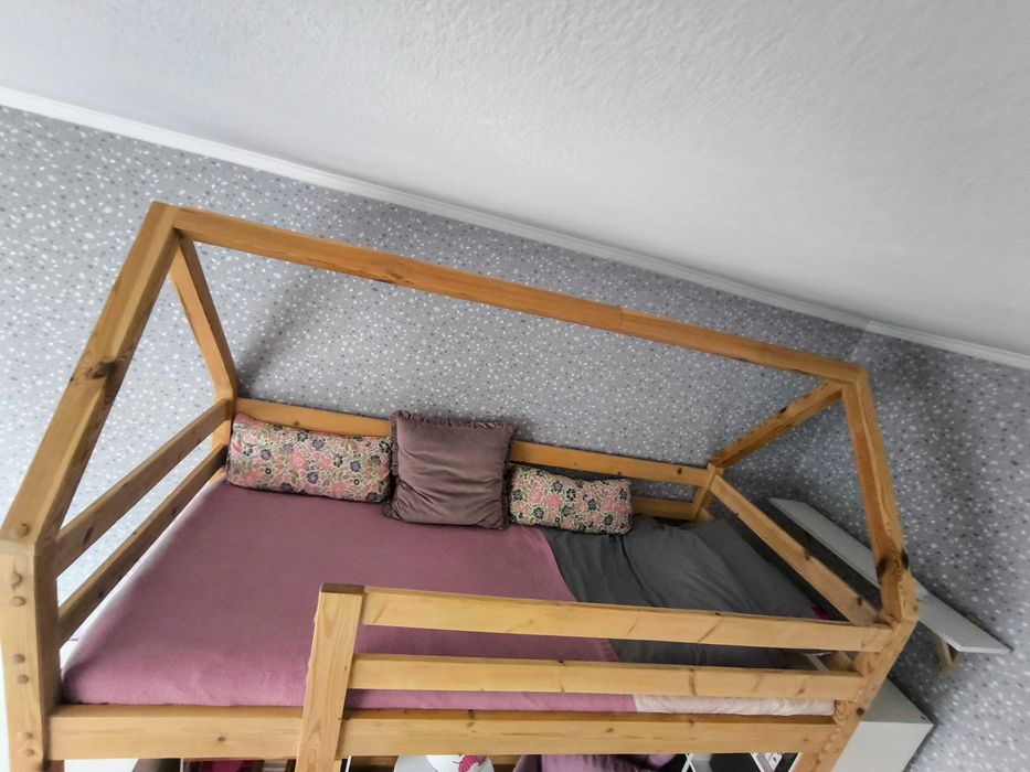 Łóżko sosnowe na antresoli z materacem