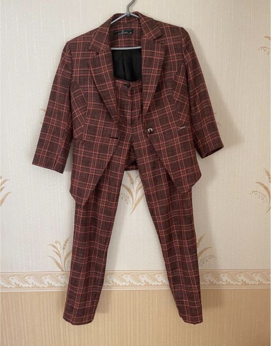 Жіночий брючний костюм