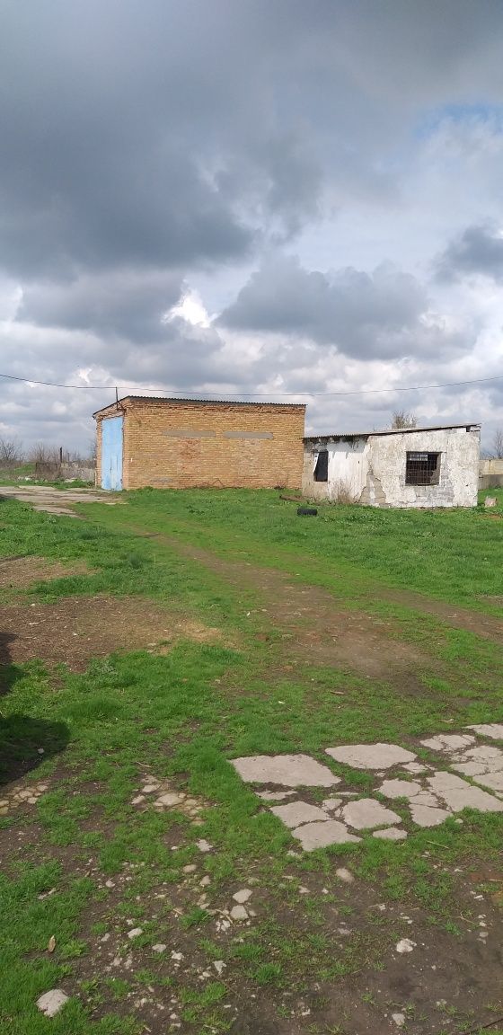 Складськи приміщеня та ферми для птиці і худоби