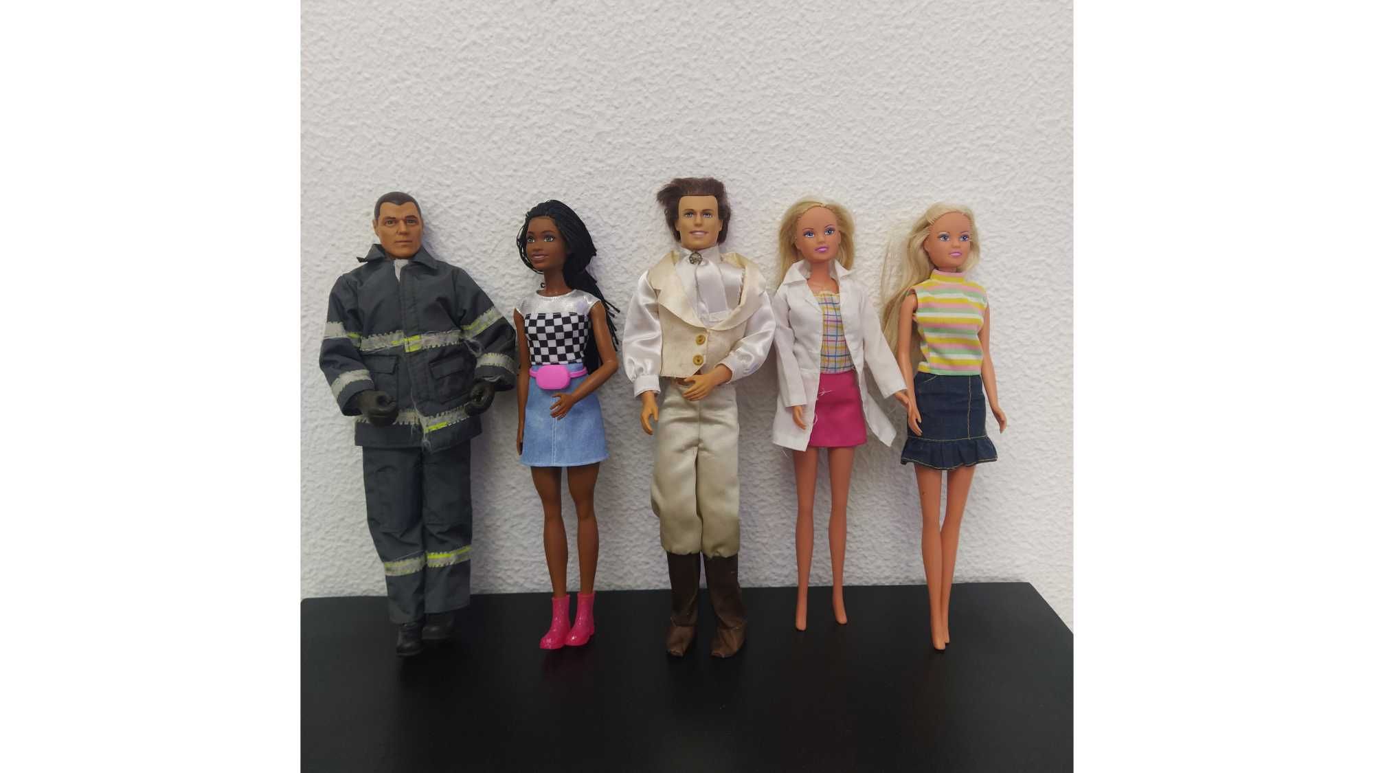 Conjunto de bonecas Barbies e Ken