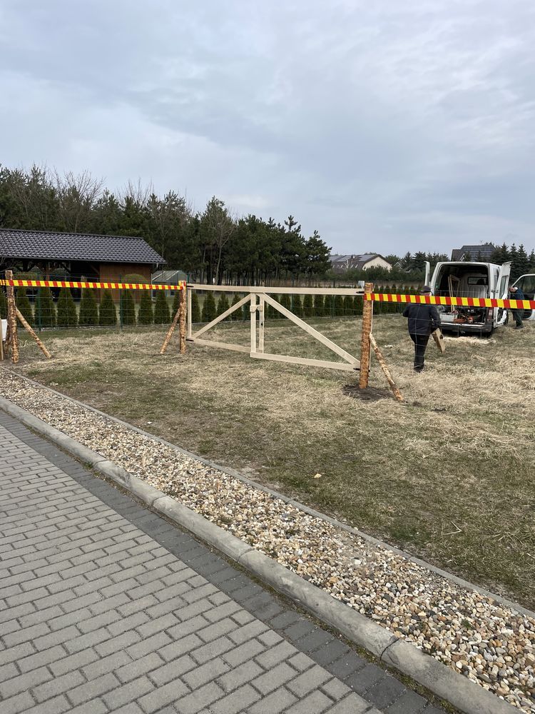 Ogrodzenie budowlane tymczasowe stemple siatka leśna brama furtka płot