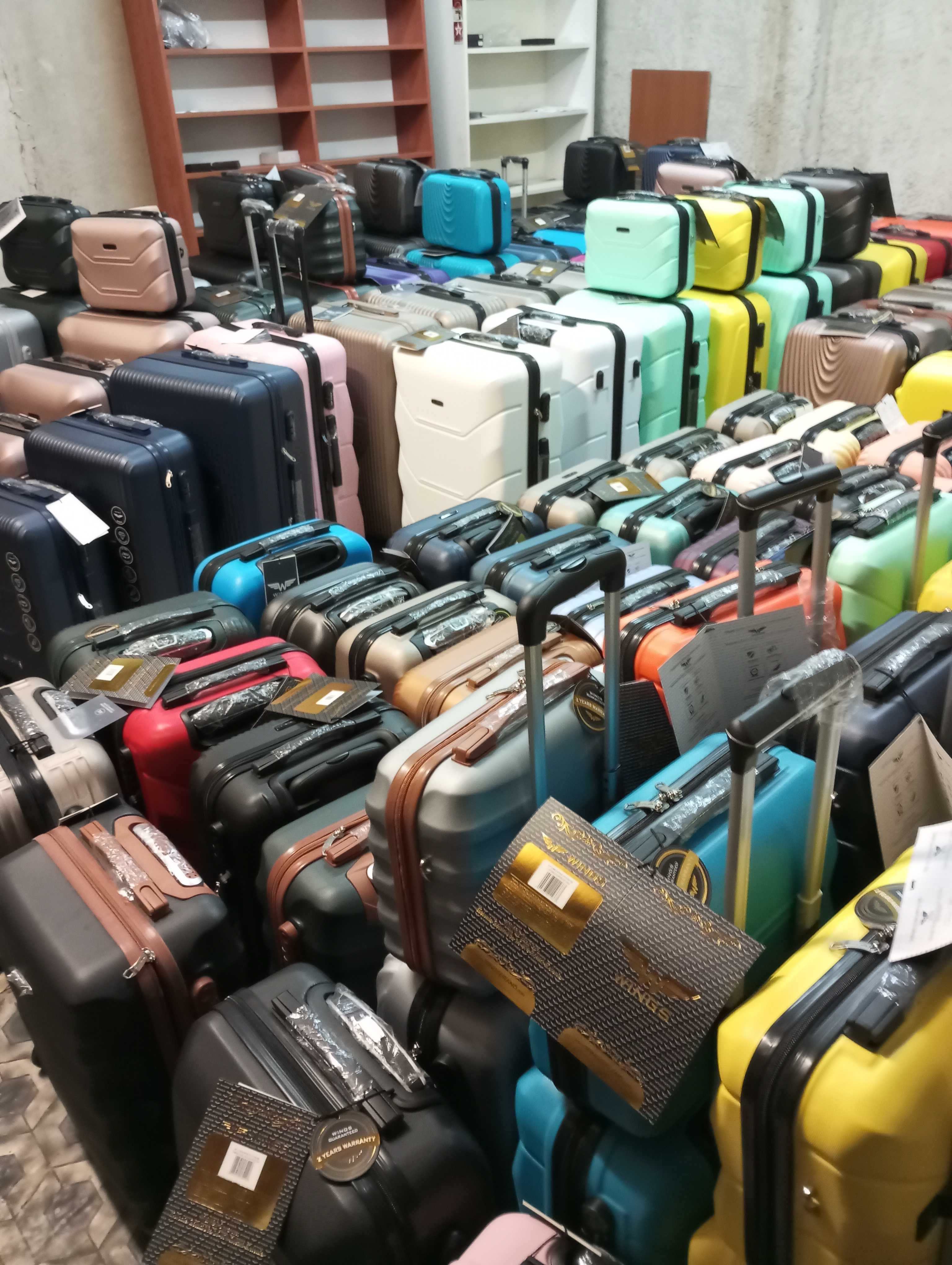 Walizka duża z wingsa na 4 kołach z abs podróżna