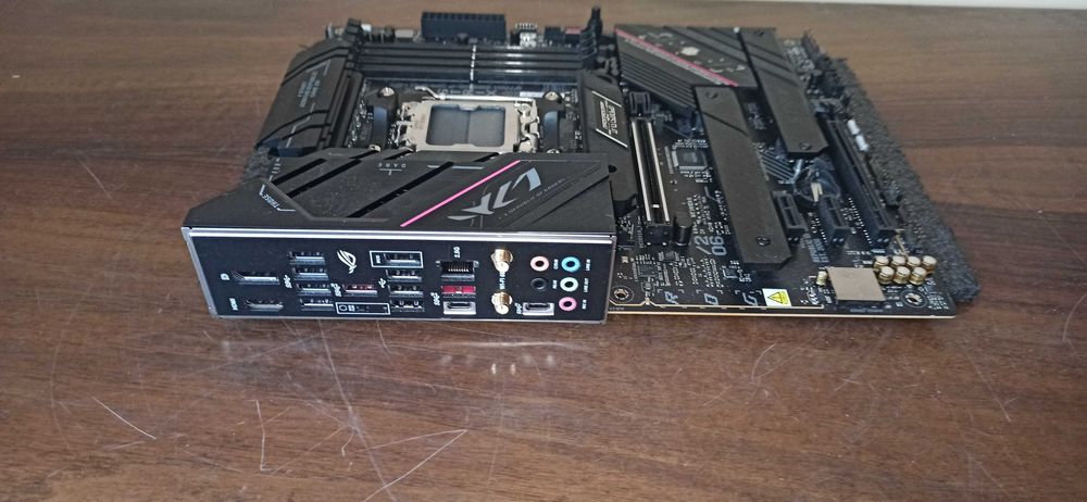 Системная плата AM5 Asus ROG STRIX B650E-F Gaming Wi-Fi  под ремонт