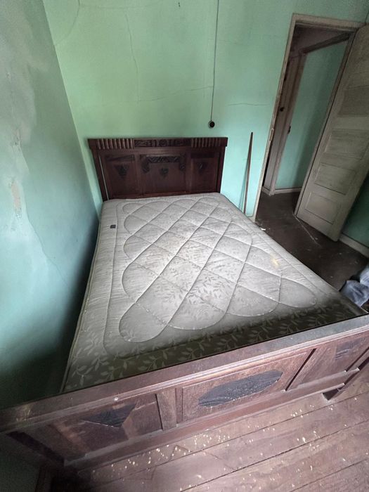Cama antiga com colchao e armario