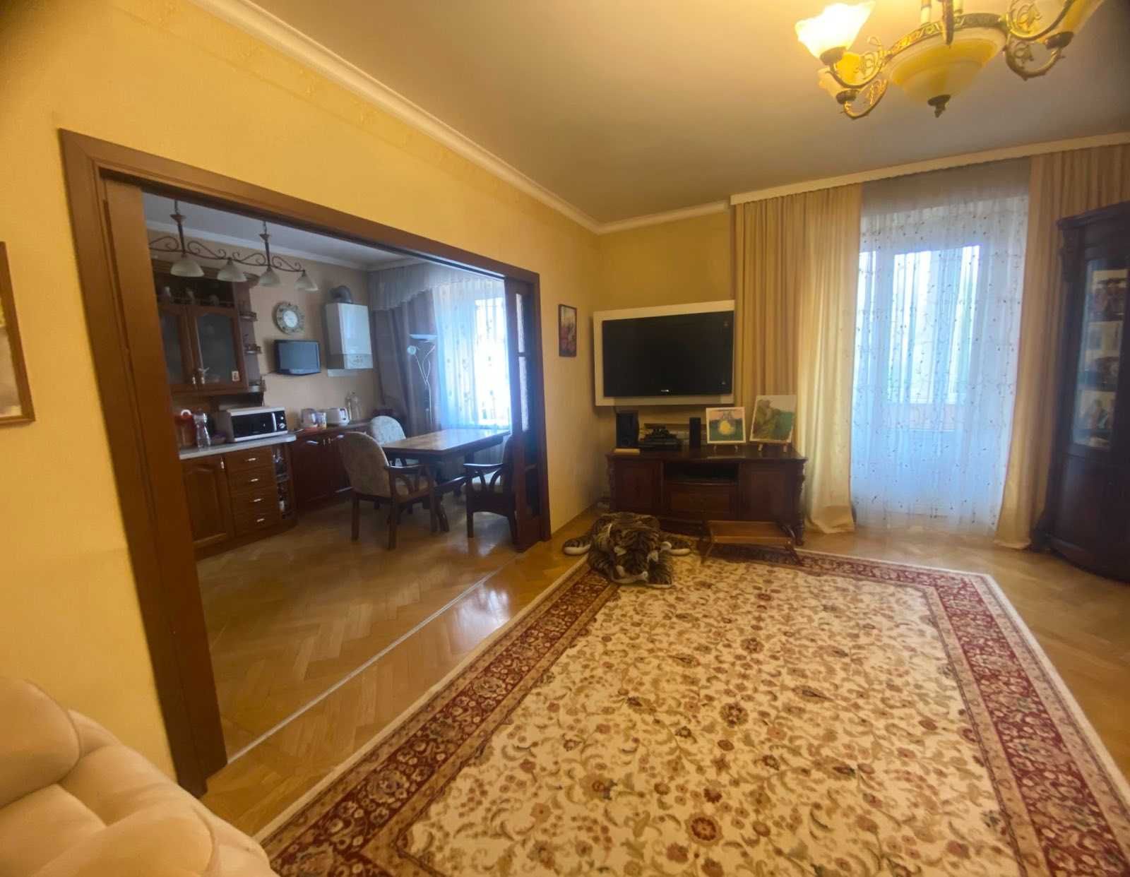 Продам простору 3-кімнатну квартиру в центрі Полтави