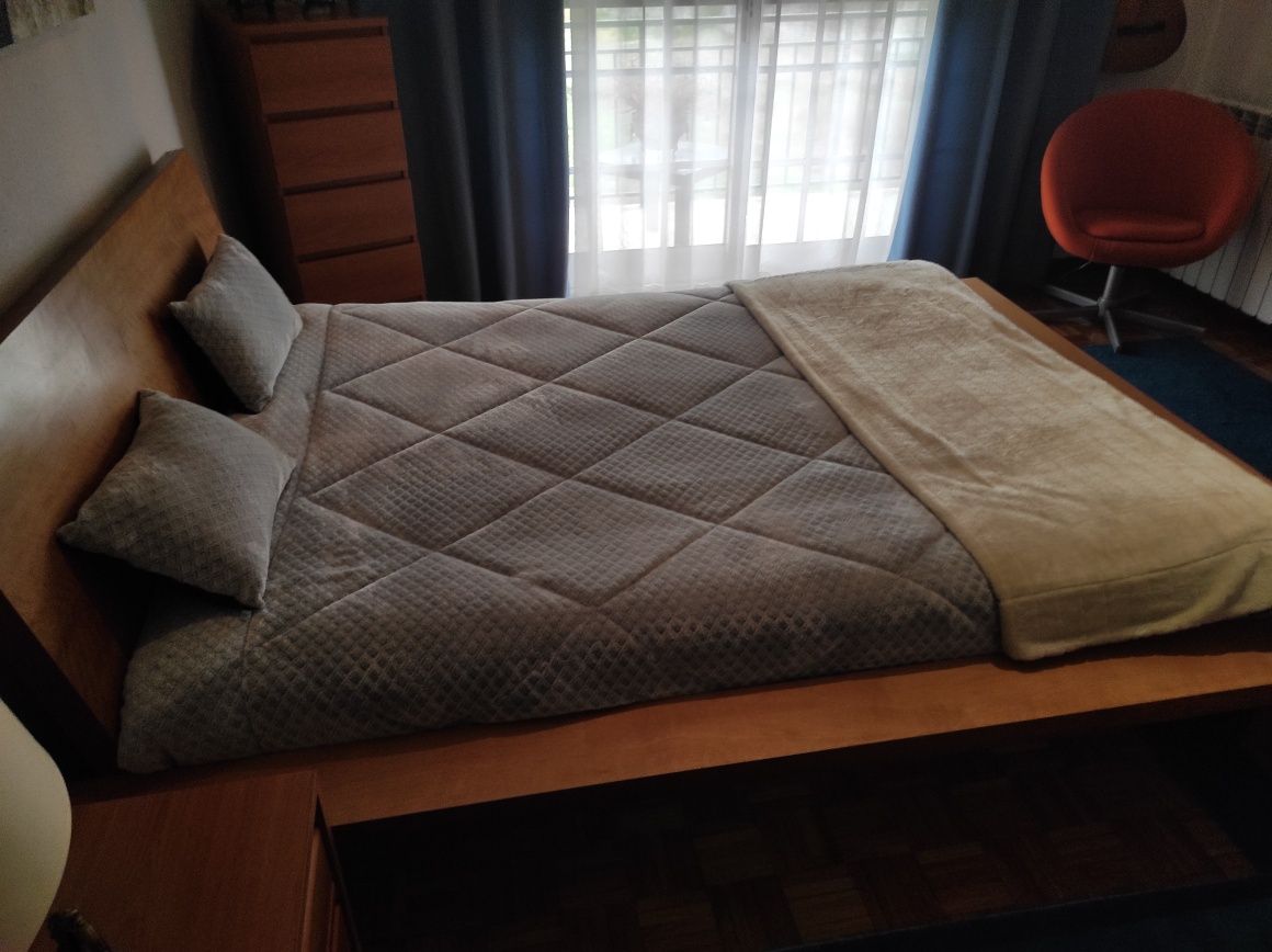 Vendo cama de madeira 190x140 cm