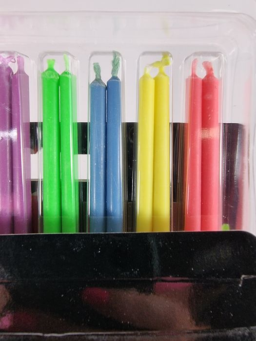 Świeczki urodzinowe na tort kolorowy płomień 12 sztuk na torty