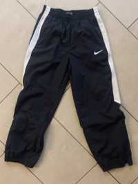 Nike  spodnie sportowe r. 137-147 swoosh joggery, jak nowe