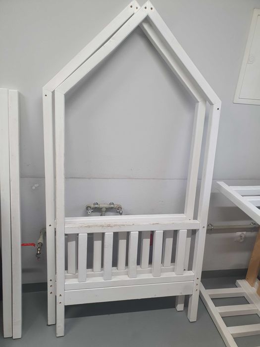 Łóżko dziecięce w kształcie domku, solidne z drewna