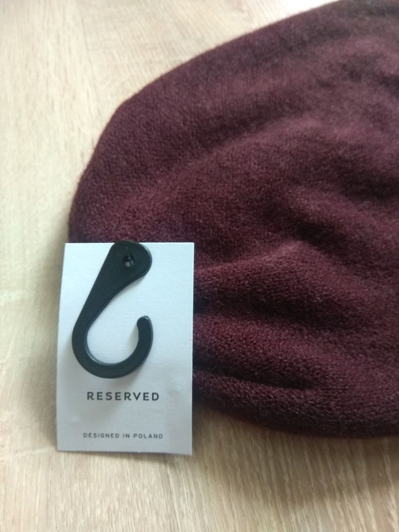 Reserved bordowa czapka