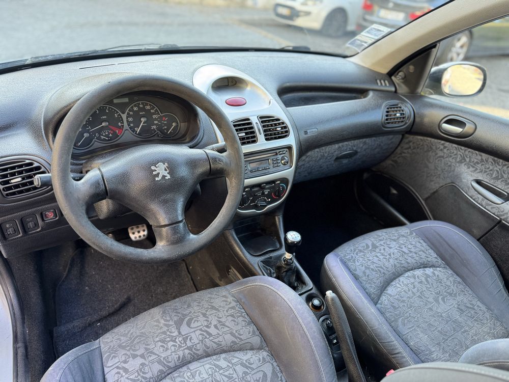 Peugeot kfw 1.4 gasolina ano 2001 em bom estado geral.