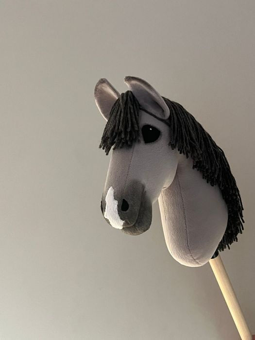Hobby horse siwy