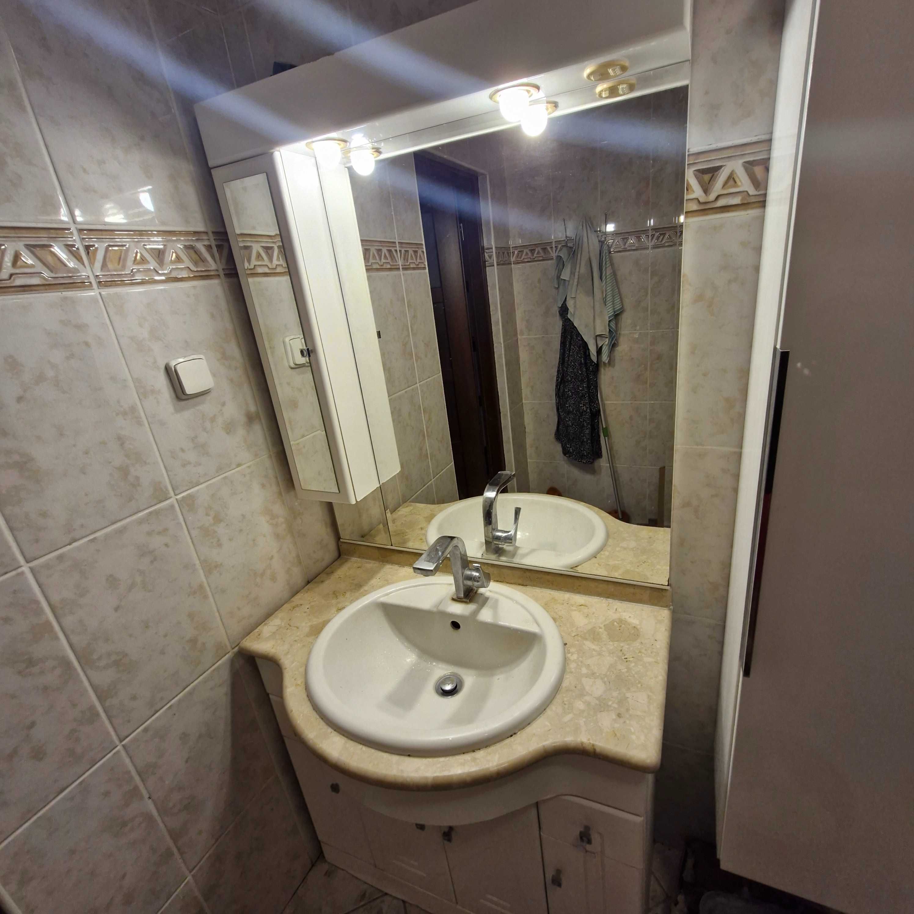 Sprzedam wyposażenie łazienki(umywalka z szafką, wanna, plus baterie)